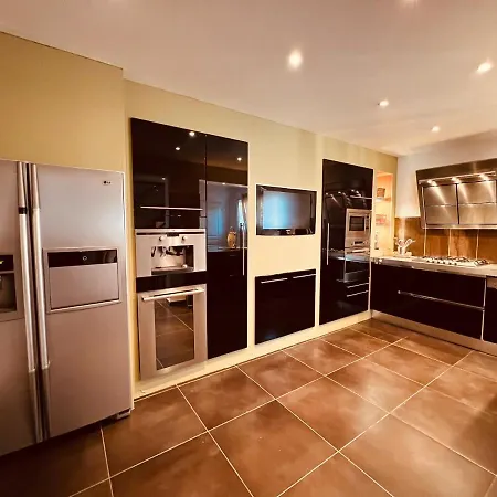 Maison De Village Ecusson - Entier - 160m2 - 4chambres - Centre - Terrasse - Climatise
