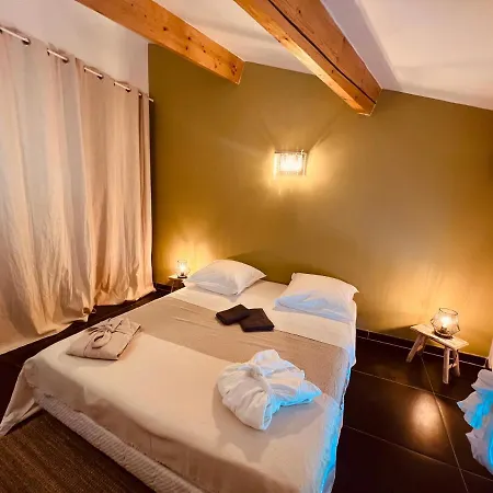 Apartment Maison De Village Ecusson: Spacious Center Retreat With Terrace Nimes