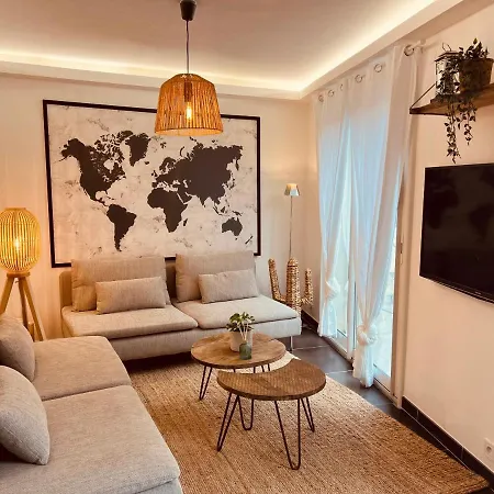 Maison De Village Ecusson: Spacious Center Retreat With Terrace Apartment Nimes