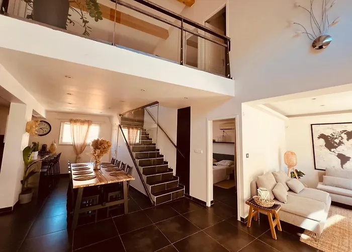 Maison De Village Ecusson - Entier - 160m2 - 4chambres - Centre - Terrasse - Climatise *