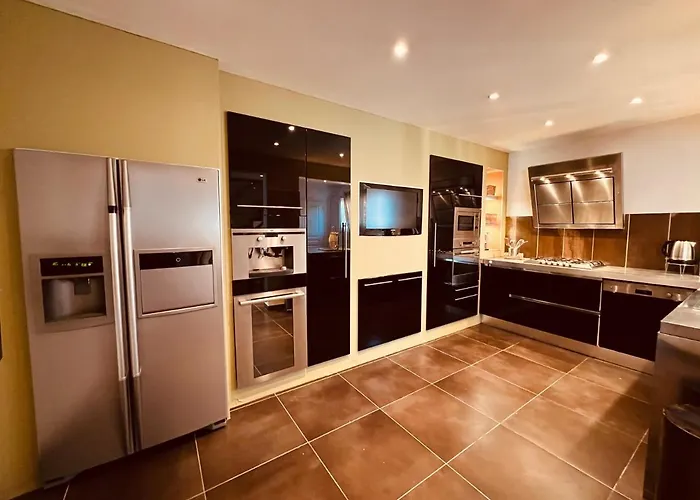Maison De Village Ecusson - Entier - 160m2 - 4chambres - Centre - Terrasse - Climatise