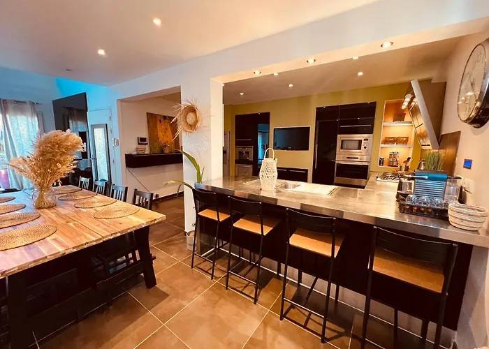 Maison De Village Ecusson - Entier - 160m2 - 4chambres - Centre - Terrasse - Climatise Διαμέρισμα *