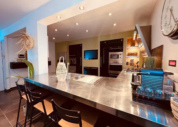 Maison De Village Ecusson - Entier - 160m2 - 4chambres - Centre - Terrasse - Climatise * Νιμ