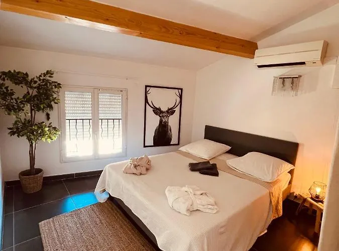 Maison De Village Ecusson - Entier - 160m2 - 4chambres - Centre - Terrasse - Climatise Διαμέρισμα *