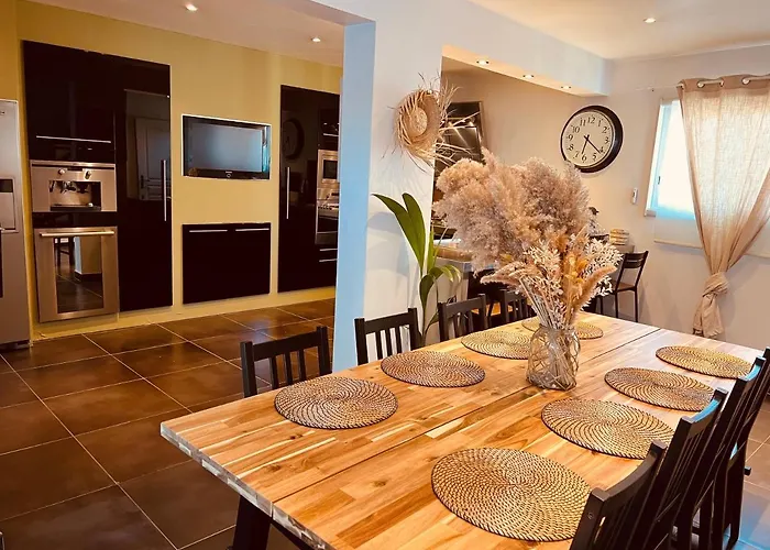 Maison De Village Ecusson - Entier - 160m2 - 4chambres - Centre - Terrasse - Climatise